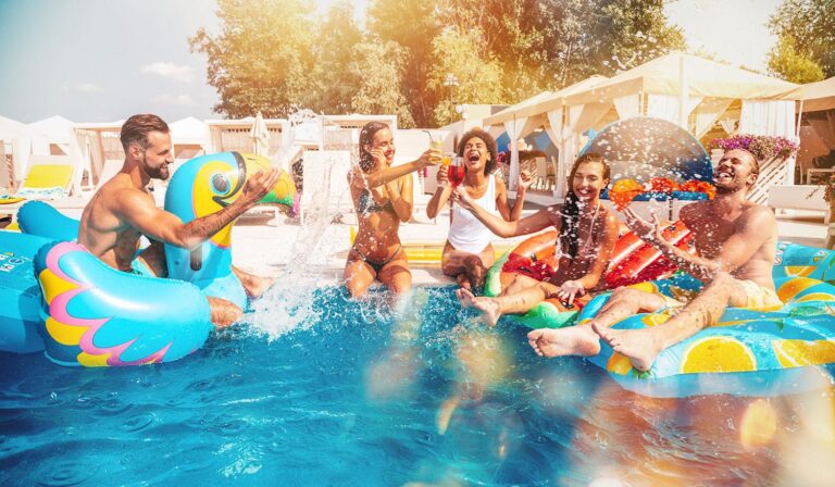 Read more about the article 🌊 How to Plan the Ultimate Backyard Water Party ☀️🎉